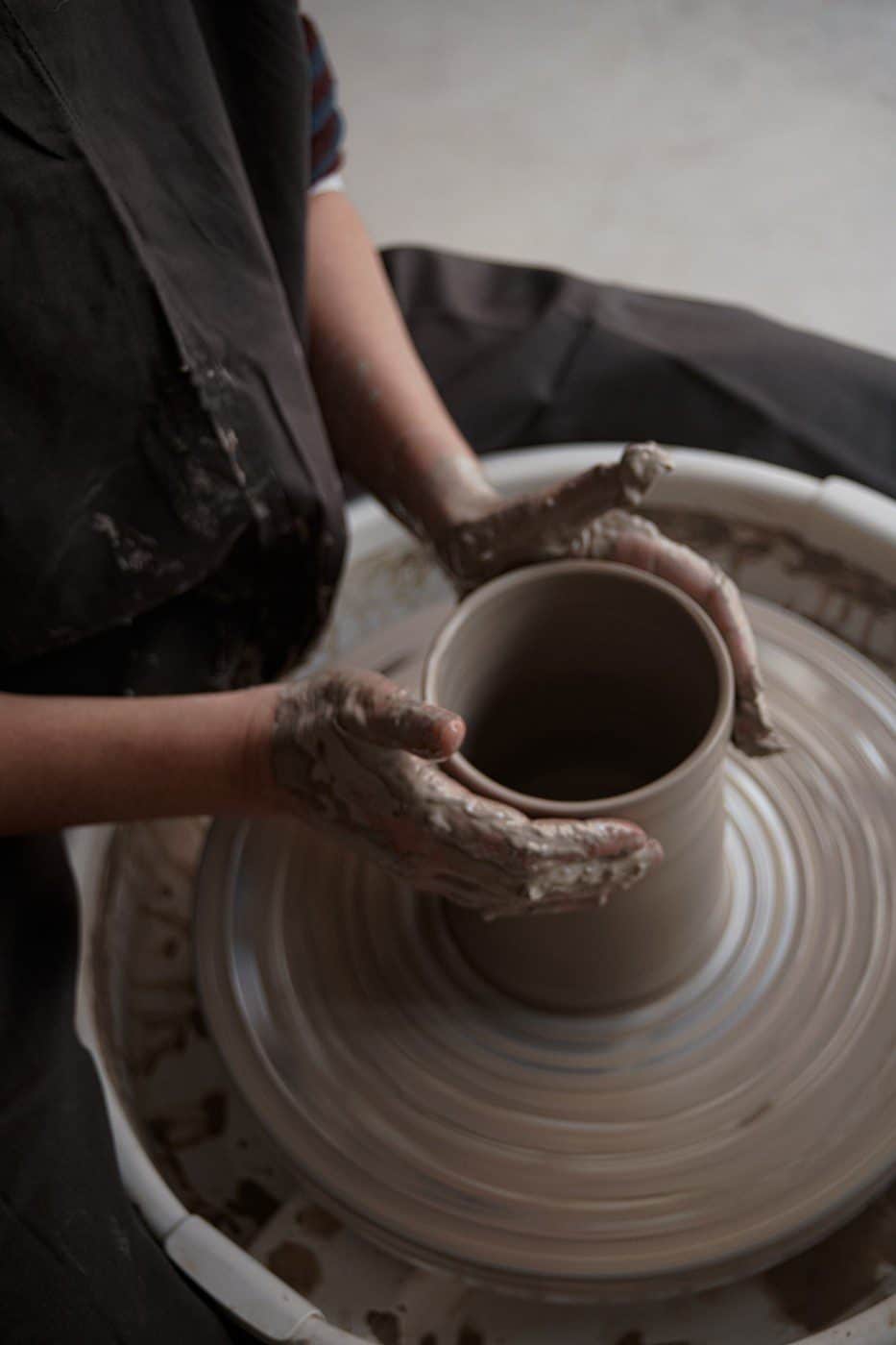 Ceramista profesional esculpiendo una forma en un torno de alfarero en Clay Cave