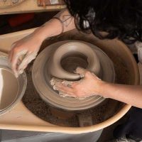Una ceramista torneando